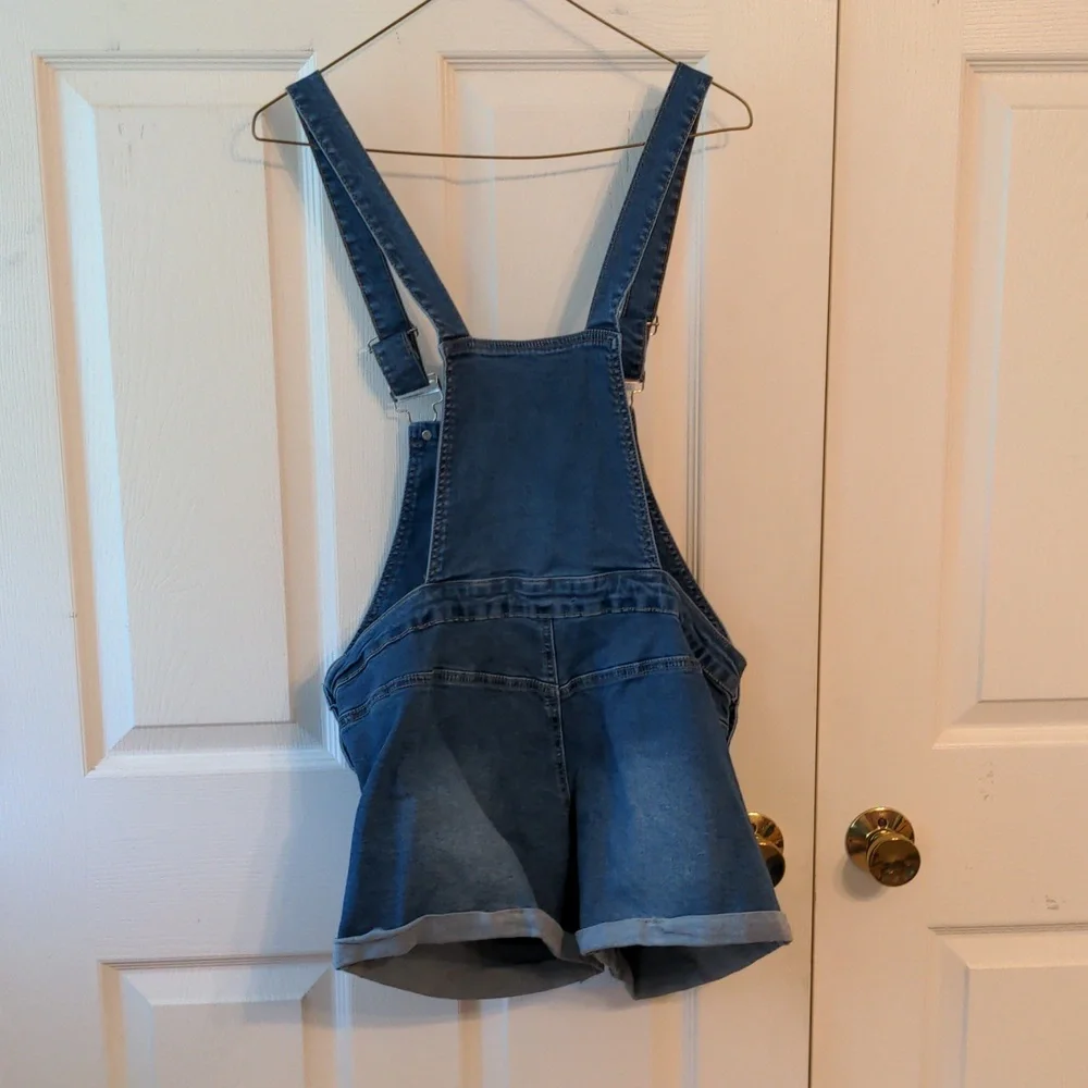 Listicle Short Jean Overalls - Picture 2 of 3